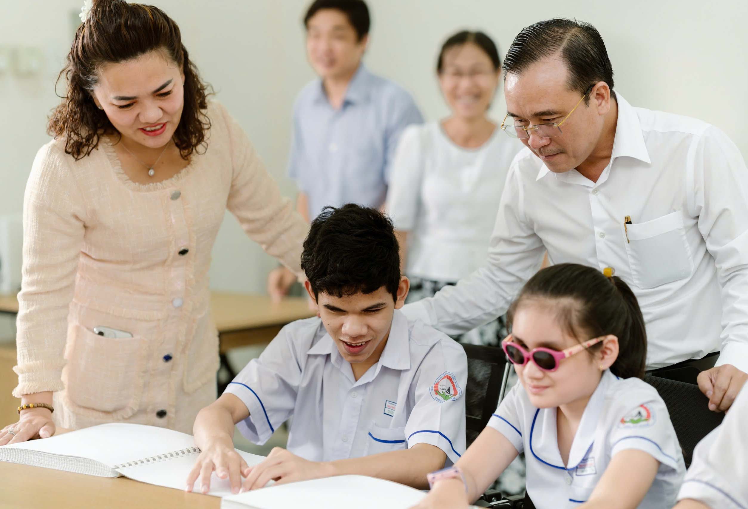 C&aacute;c em học sinh trải nghiệm bộ chữ s&aacute;ch nổi bằng tiếng Anh