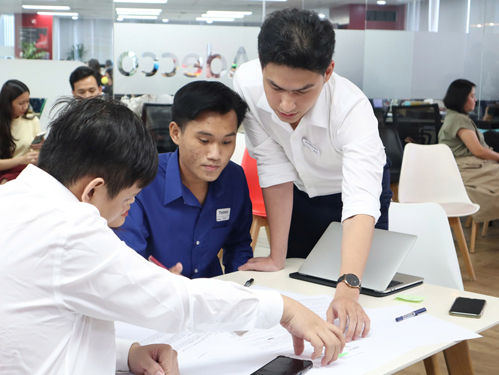 Doanh nghiệp cần c&acirc;n nhắc giữa việc ổn định v&agrave; ph&aacute;t triển l&acirc;u d&agrave;i trước khi quyết định giữ người cũ hay tuyển mới