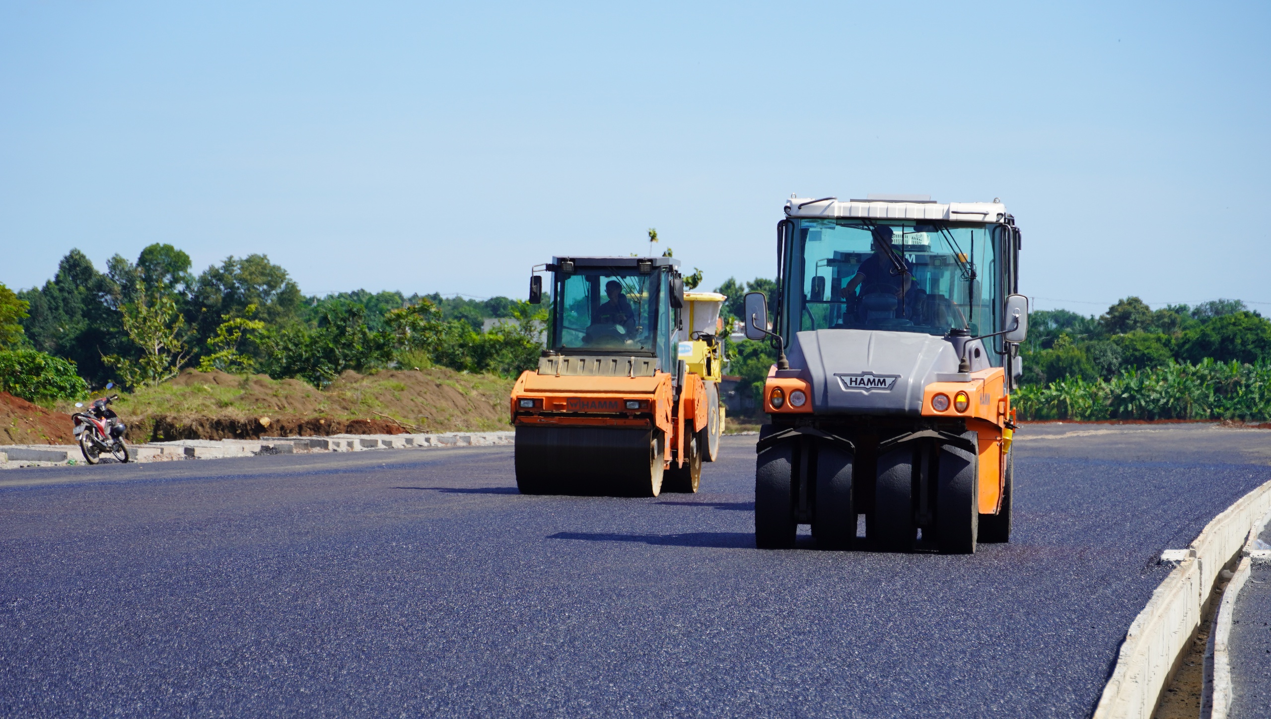 Cận cảnh thảm nhựa những km đầu tiên của cao tốc Biên Hòa - Vũng Tàu- Ảnh 6.