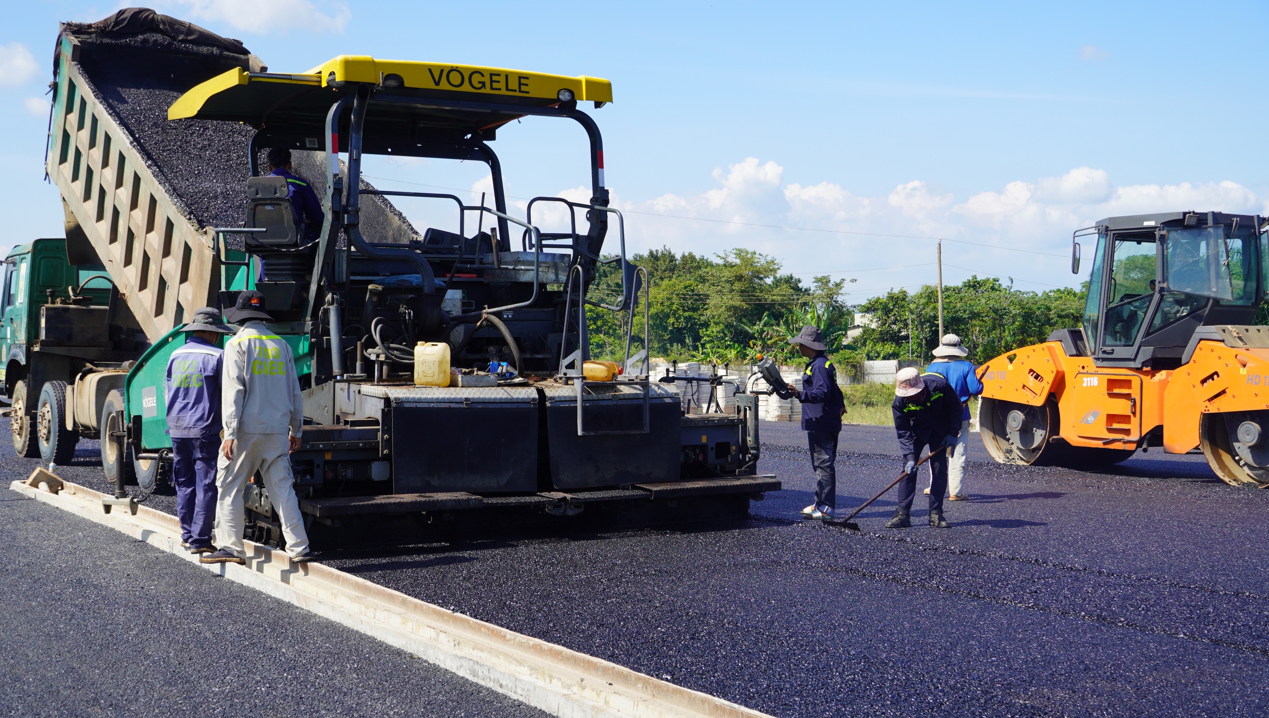 Cận cảnh thảm nhựa những km đầu tiên của cao tốc Biên Hòa - Vũng Tàu- Ảnh 4.