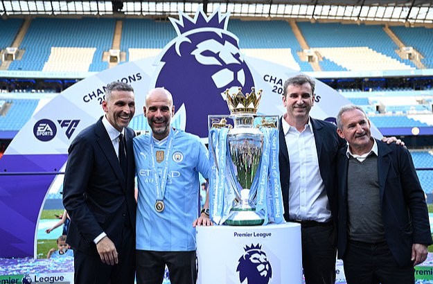 HLV Pep Guardiola chính thức ký gia hạn hợp đồng 2 năm với Man City- Ảnh 3.