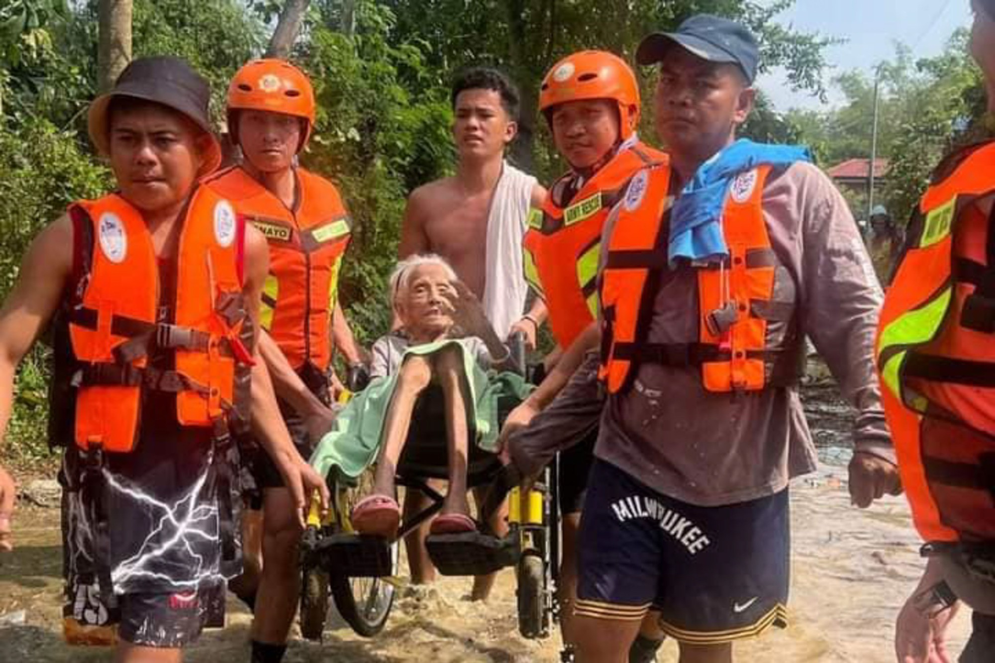 Si&ecirc;u b&atilde;o Usagi đổ bộ Philippines, gi&oacute; giật 240 km/giờ- Ảnh 1.