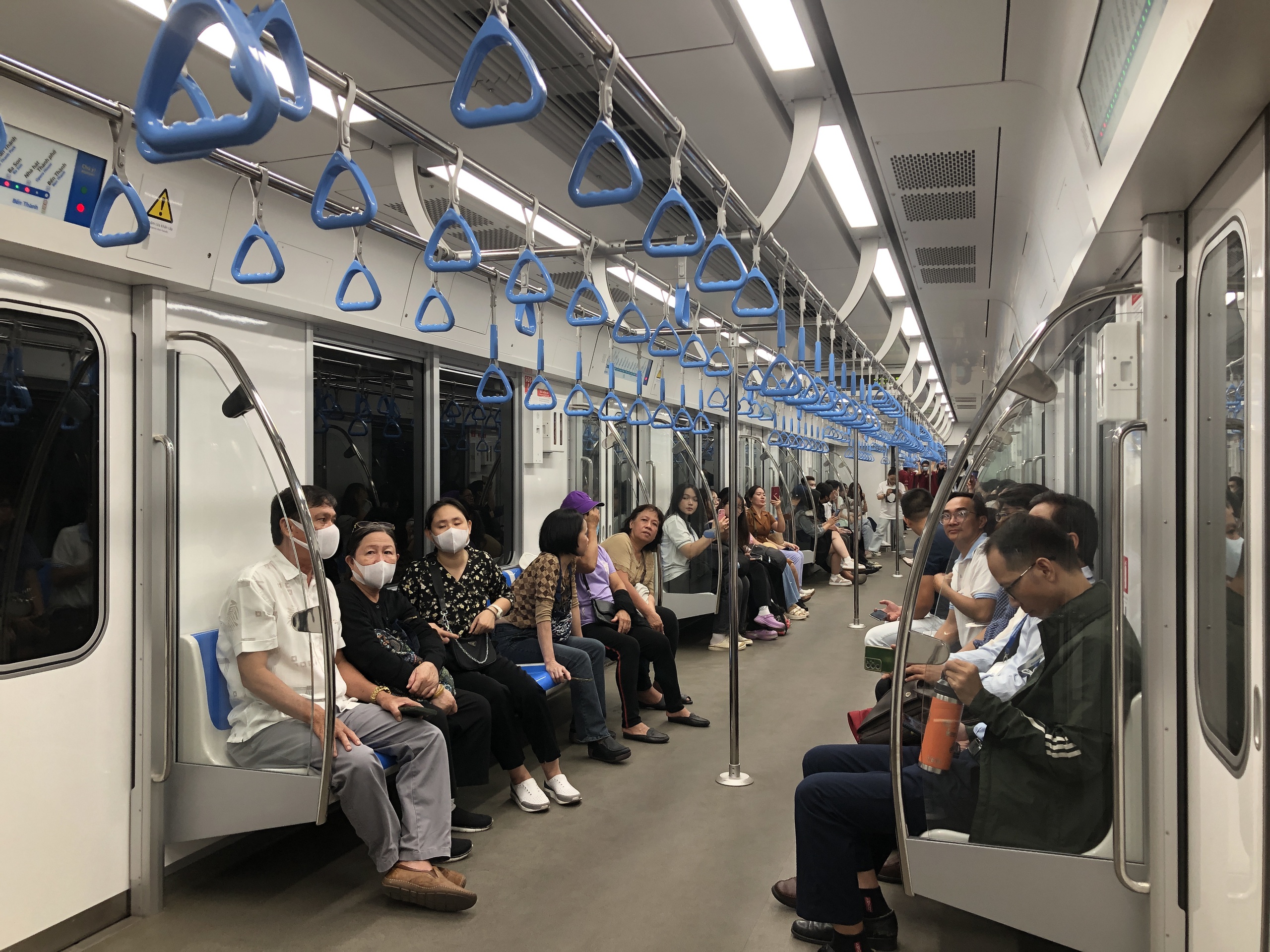 Sinh viên TP HCM hào hứng trải nghiệm Metro- Ảnh 3.