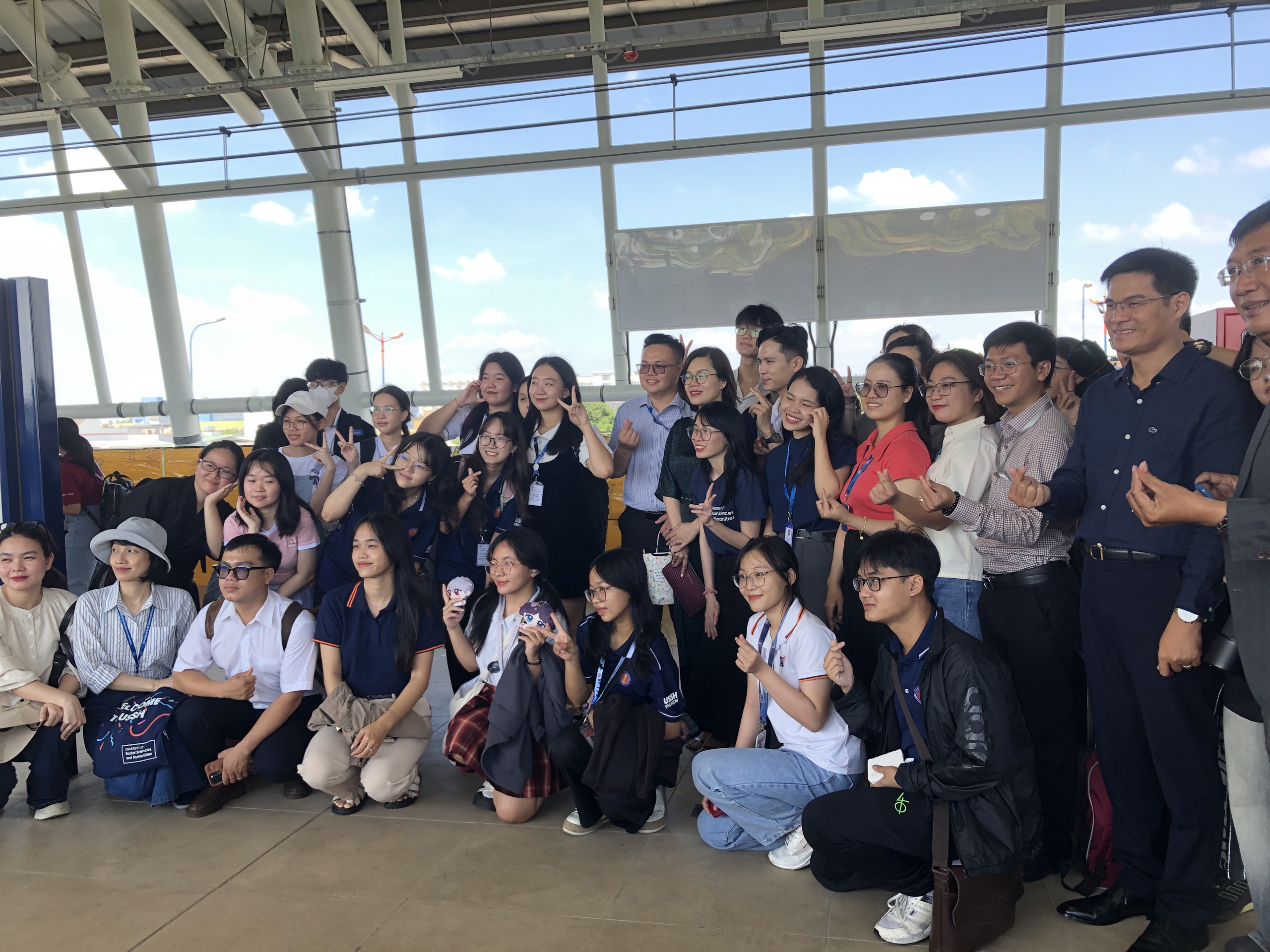 Sinh viên TP HCM hào hứng trải nghiệm Metro- Ảnh 4.