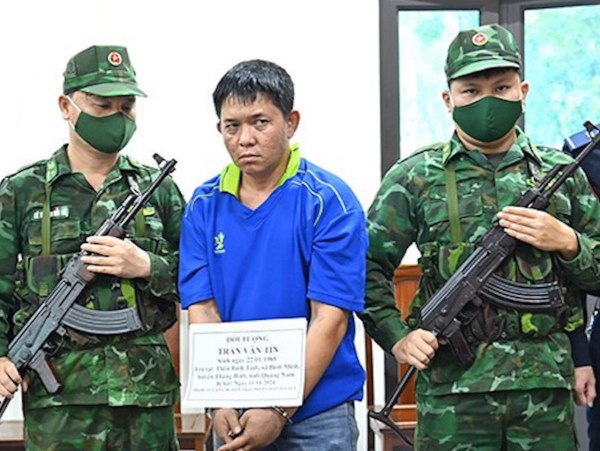 Bắt giữ  Trần Văn T&iacute;n vận chuyển "h&agrave;ng n&oacute;ng" v&agrave; ma tu&yacute; qua bi&ecirc;n giới- Ảnh 1.
