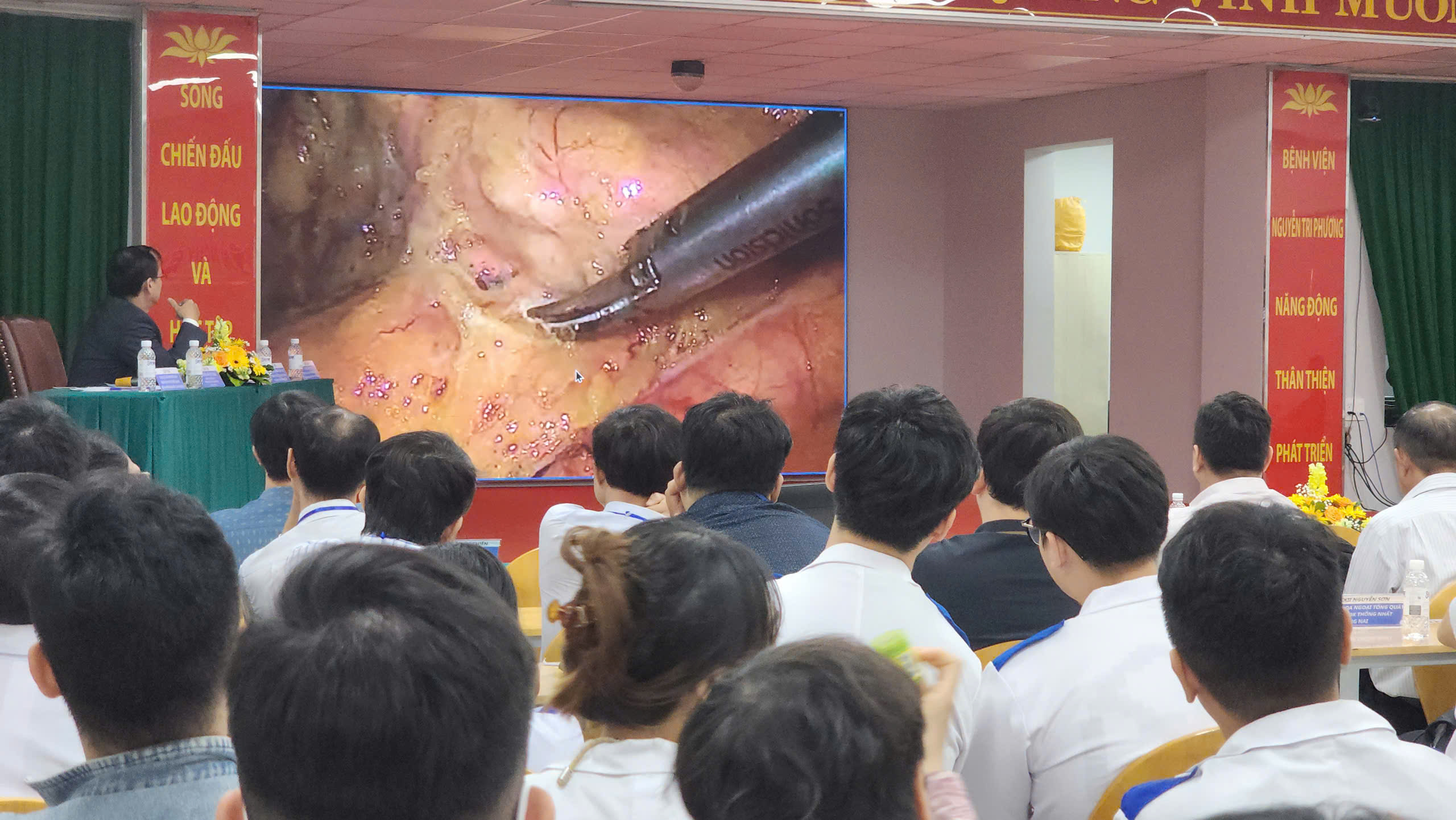 B&aacute;c sĩ truyền h&igrave;nh trực tiếp từ ph&ograve;ng mổ đến hội nghị- Ảnh 1.