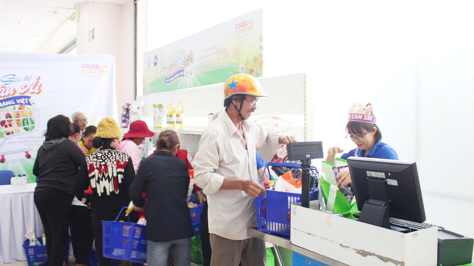 Chương trình &ldquo;Siêu thị nhân ái - Thắp sáng hàng Việt&rdquo; trao miễn phí hàng thiết yếu cho những hoàn cảnh khó khăn