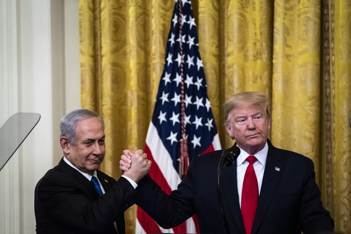 &Ocirc;ng Donald Trump bắt tay Thủ tướng Israel Benjamin Netanyahu tại Nh&agrave; Trắng v&agrave;o năm 2020. Ảnh: The Washington Post