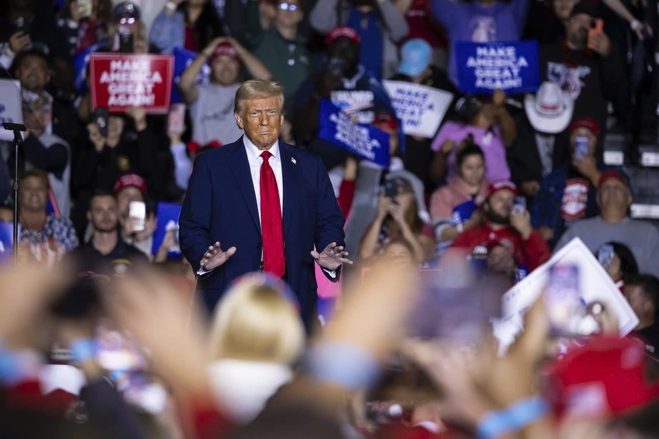 &Ocirc;ng Trump ph&aacute;t biểu tại sự kiện vận động tranh cử ở Allentown, bang Pennsylvania, ng&agrave;y 29-10. Ảnh: Politico