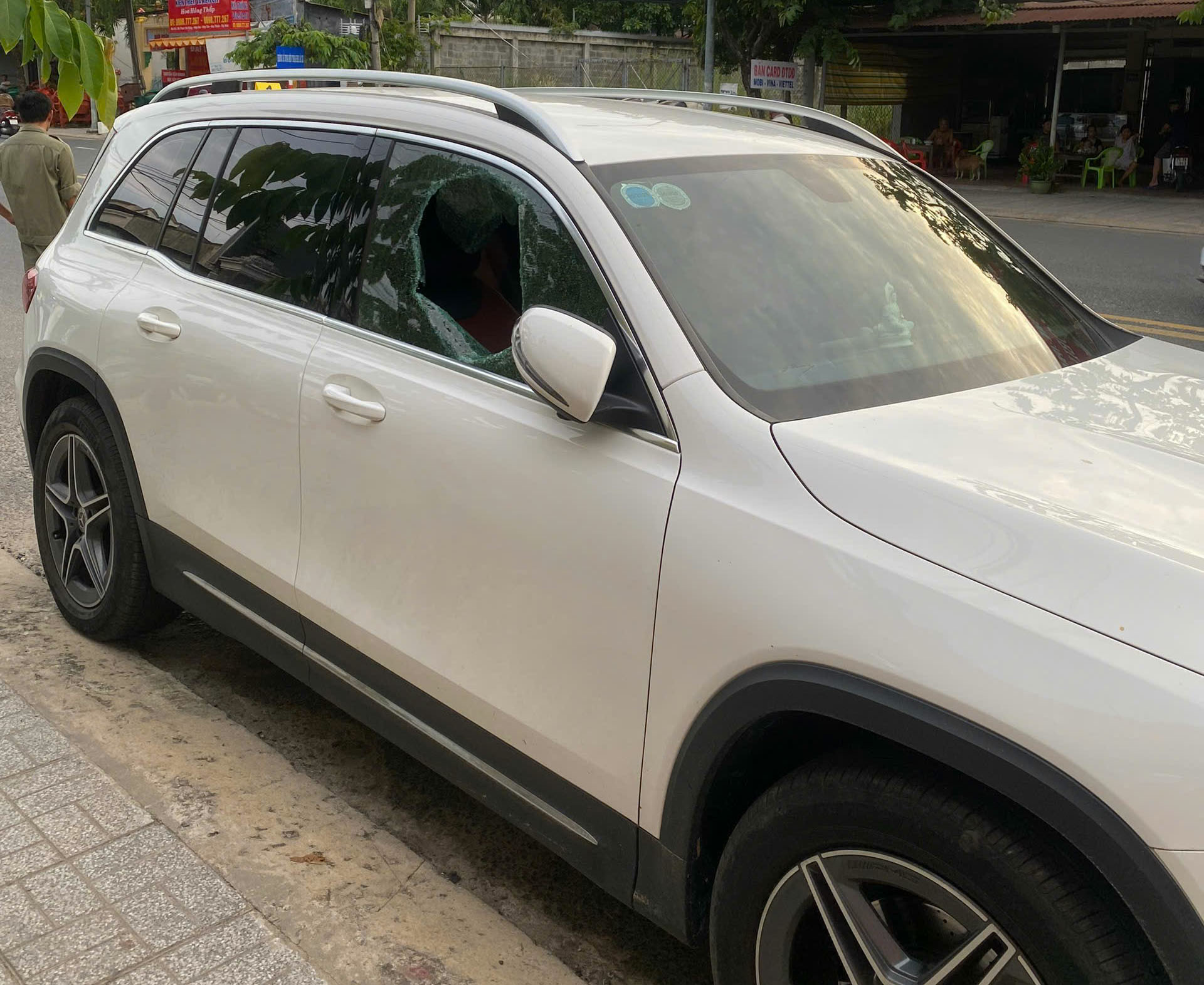 Truy bắt nh&oacute;m đối tượng đập k&iacute;nh &ocirc; t&ocirc; lấy trộm hơn nửa tỉ đồng- Ảnh 1.