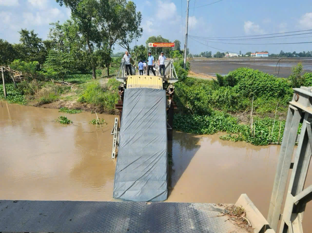Vụ &ocirc; t&ocirc; qu&aacute; tải l&agrave;m sập cầu ở An Giang: T&agrave;i xế c&oacute; thể bị xử l&yacute; h&igrave;nh sự- Ảnh 1.