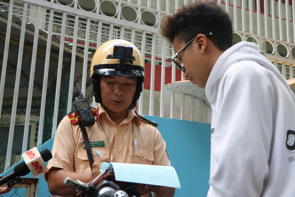 Lực lượng CSGT C&ocirc;ng an TP HCM ra qu&acirc;n kiểm tra học sinh đi xe m&aacute;y