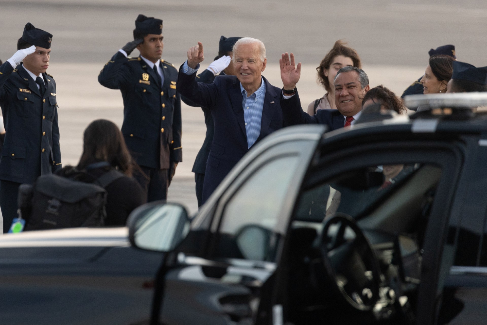 Tổng thống Joe Biden đến sân bay quốc tế Jorge Chavez trước thềm Hội nghị Thượng đỉnh APEC ở Lima - Peru ngày 14 -11 Ảnh: REUTERS