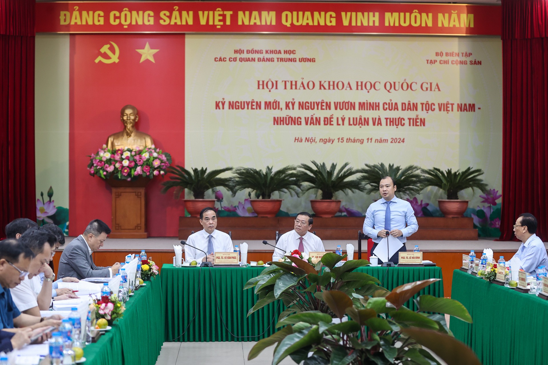PGS-TS L&ecirc; Hải B&igrave;nh - Ủy vi&ecirc;n Dự khuyết Trung ương Đảng, Tổng Bi&ecirc;n tập Tạp ch&iacute; Cộng sản - ph&aacute;t biểu tại hội thảo.Ảnh: PHẠM HẢI