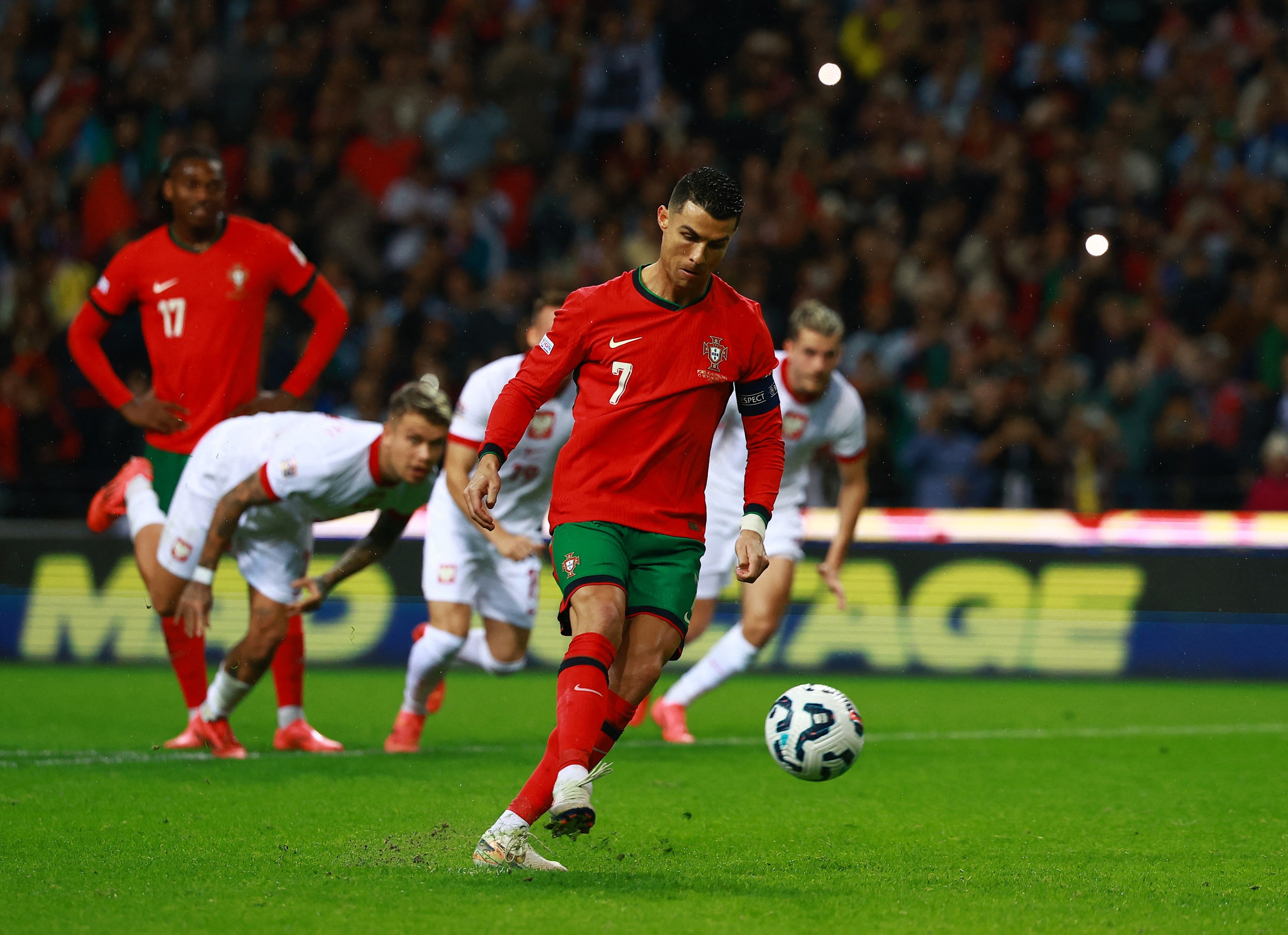 Ronaldo tỏa s&aacute;ng, Bồ Đ&agrave;o Nha đại thắng Ba Lan l&ecirc;n đỉnh bảng Nations League- Ảnh 3.