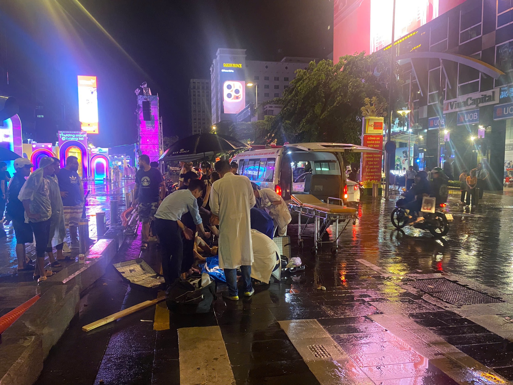 C&ocirc;ng an quận 1 t&igrave;m thanh ni&ecirc;n t&ocirc;ng 2 c&ocirc; g&aacute;i người nước ngo&agrave;i bị camera ghi lại - Ảnh 1.