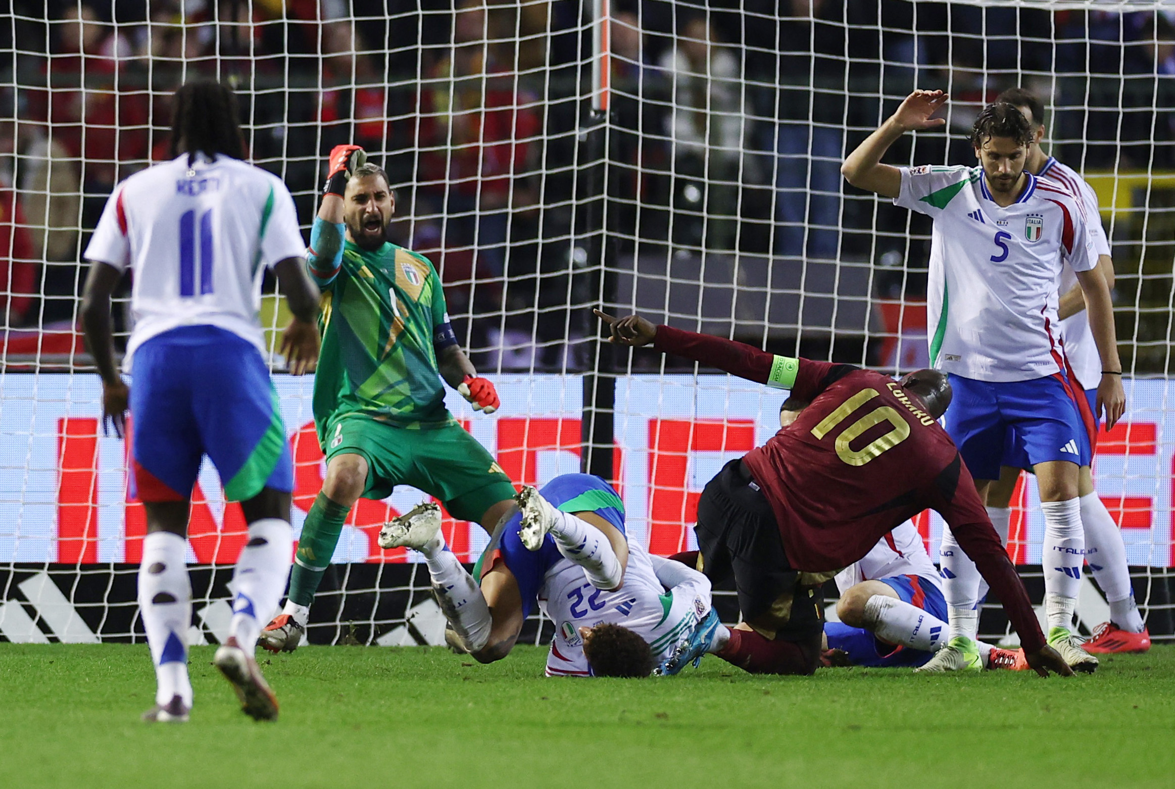 Thắng Bỉ tr&ecirc;n đất kh&aacute;ch, &Yacute; gi&agrave;nh v&eacute; tứ kết Nations League- Ảnh 2.