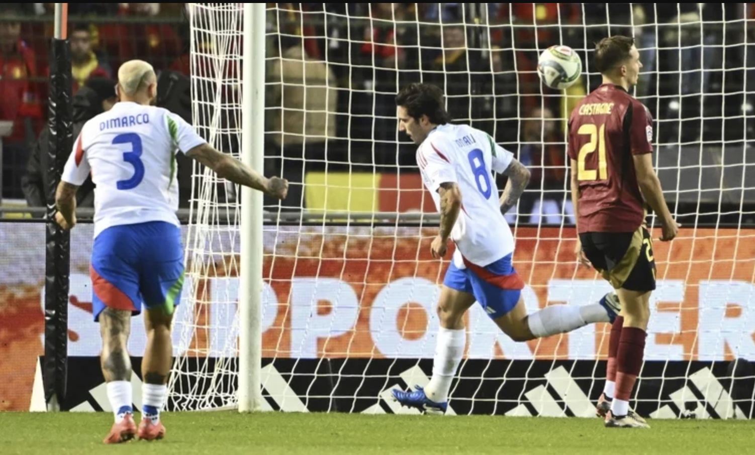 Thắng Bỉ tr&ecirc;n đất kh&aacute;ch, &Yacute; gi&agrave;nh v&eacute; tứ kết Nations League- Ảnh 1.