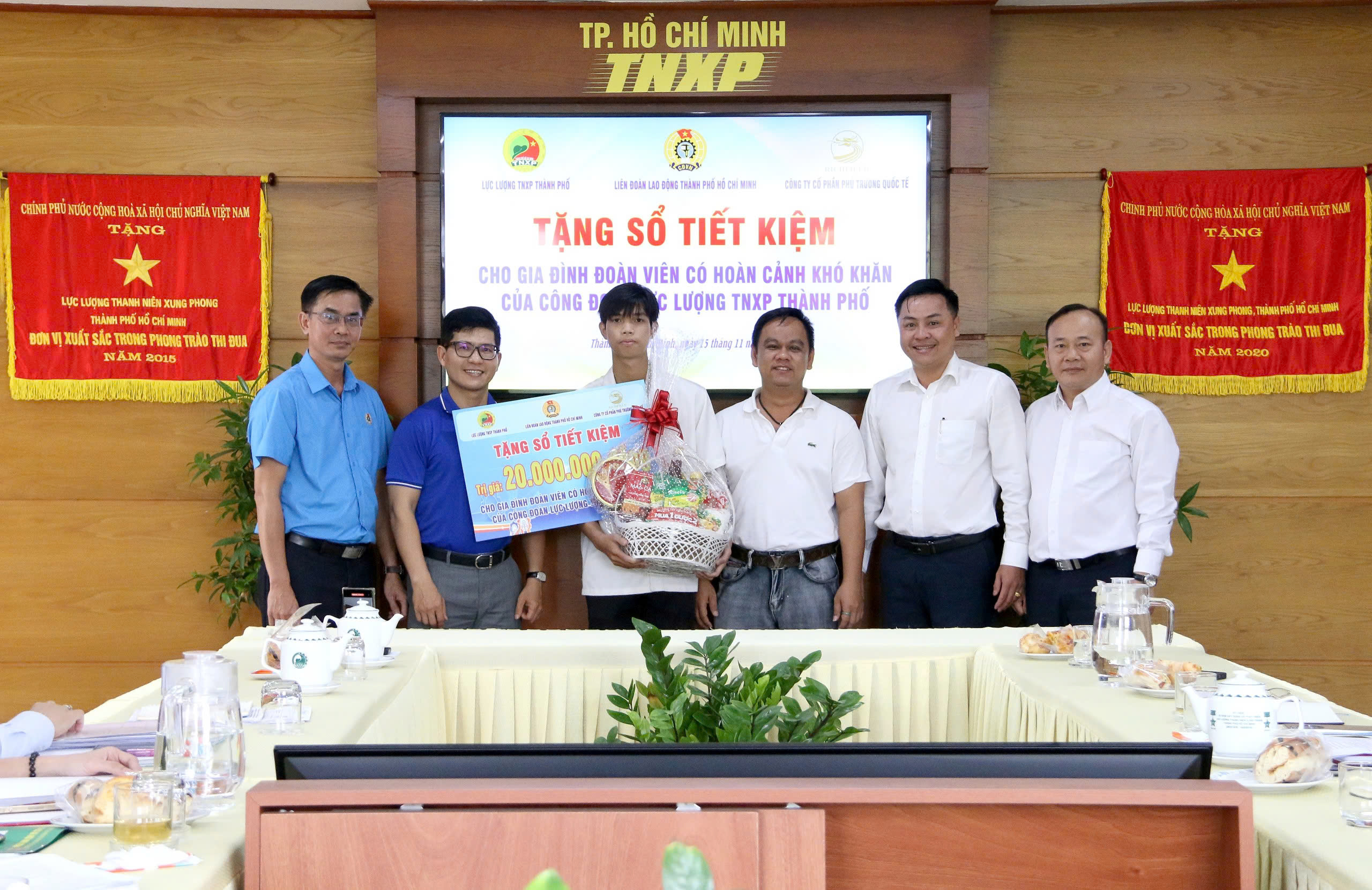 Tặng sổ tiết kiệm cho lao động bị bệnh hiểm ngh&egrave;o- Ảnh 1.