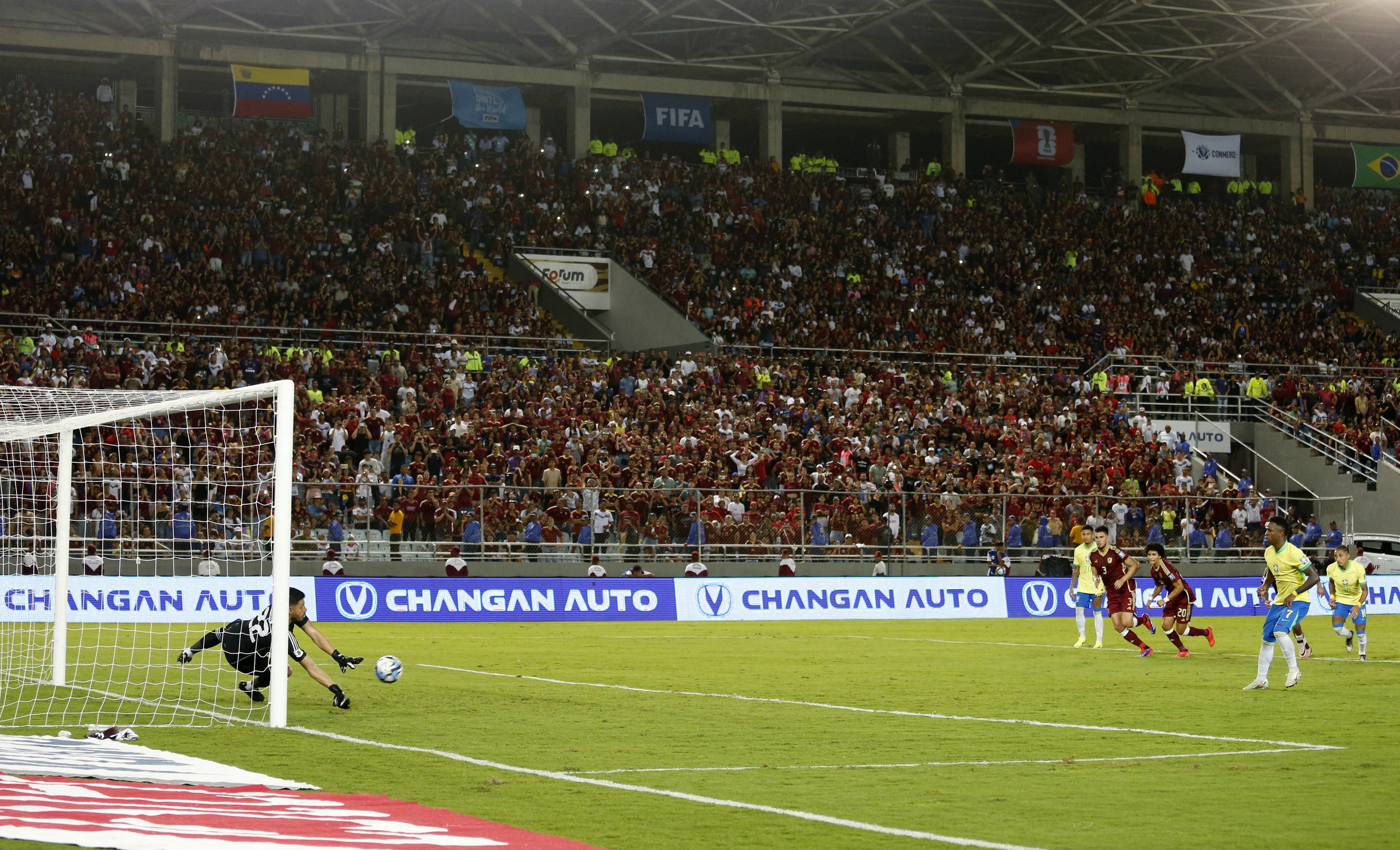 Argentina trắng tay, Brazil mất điểm v&ograve;ng loại World Cup khu vực Nam Mỹ- Ảnh 4.