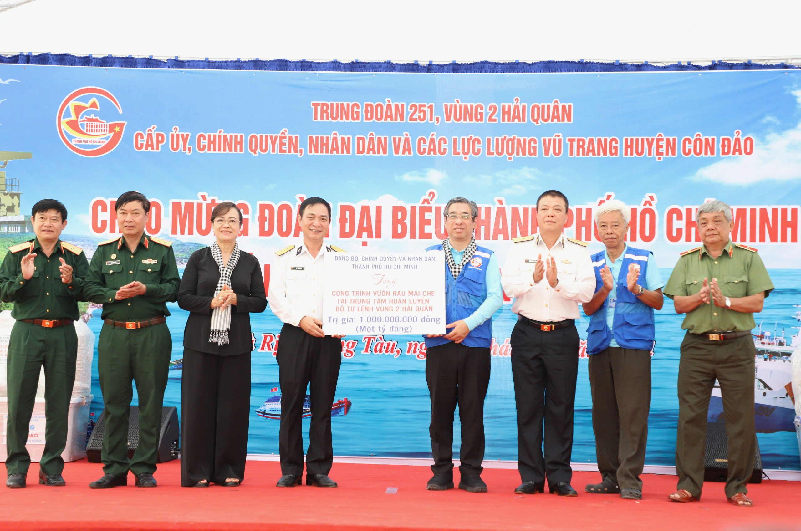 Đo&agrave;n đại biểu TP HCM thăm v&agrave; tặng qu&agrave; cho c&aacute;n bộ, chiến sĩ huyện C&ocirc;n Đảo- Ảnh 3.