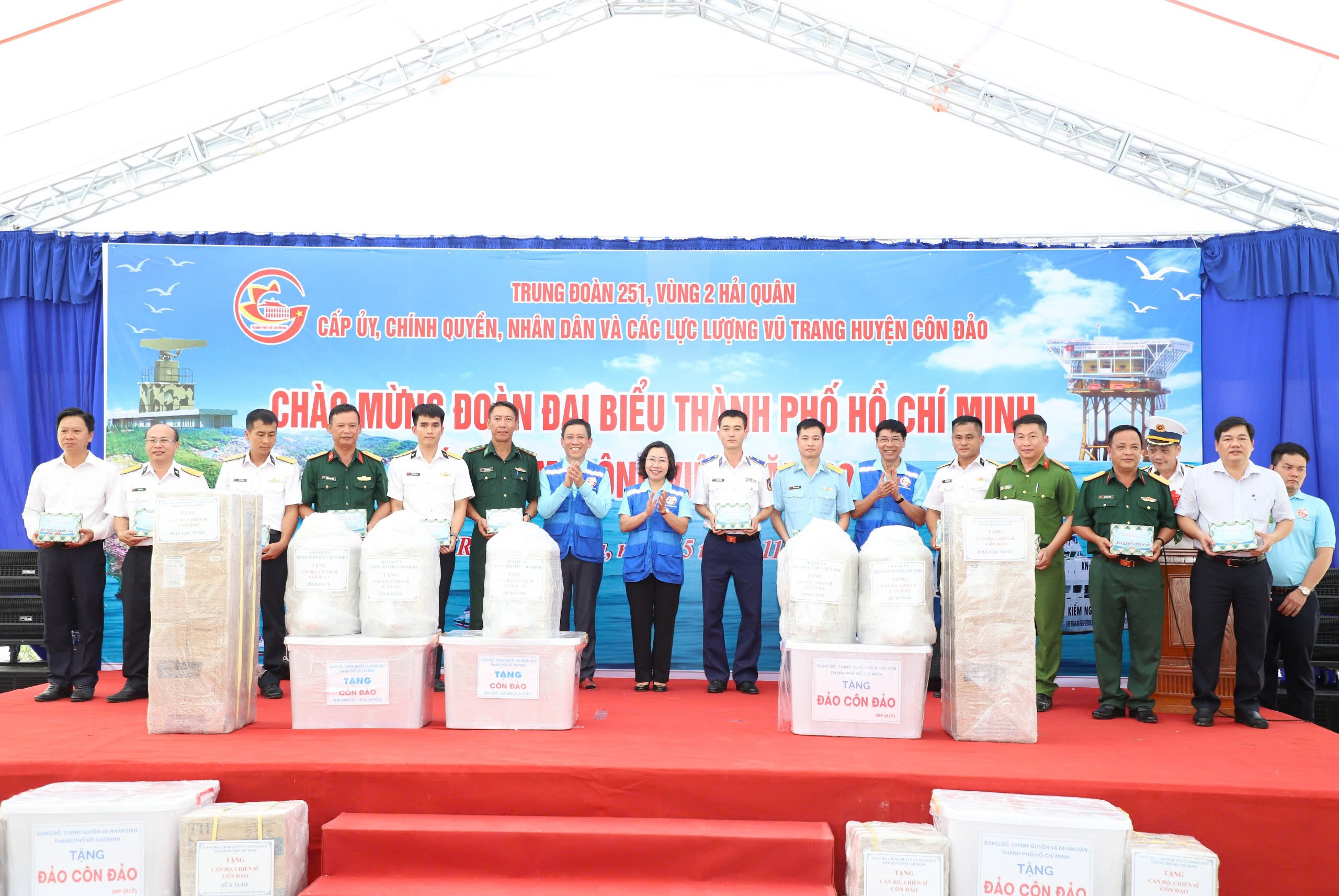 Đo&agrave;n đại biểu TP HCM thăm v&agrave; tặng qu&agrave; cho c&aacute;n bộ, chiến sĩ huyện C&ocirc;n Đảo- Ảnh 5.