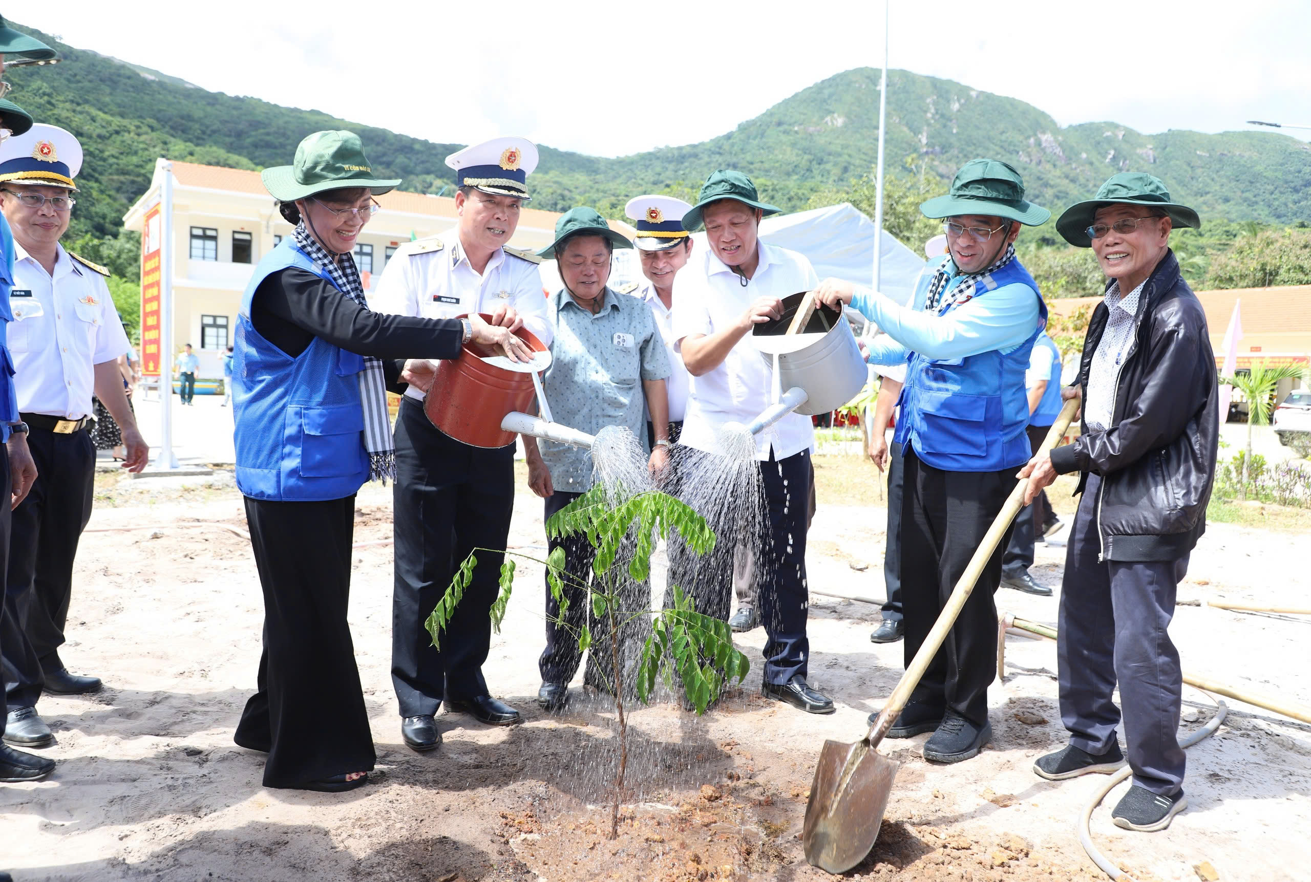 Đo&agrave;n đại biểu TP HCM thăm v&agrave; tặng qu&agrave; cho c&aacute;n bộ, chiến sĩ huyện C&ocirc;n Đảo- Ảnh 4.