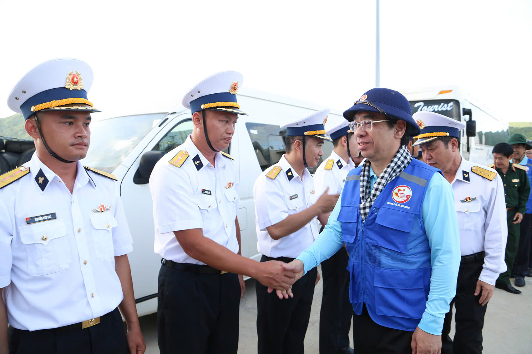Đo&agrave;n đại biểu TP HCM thăm v&agrave; tặng qu&agrave; cho c&aacute;n bộ, chiến sĩ huyện C&ocirc;n Đảo- Ảnh 2.