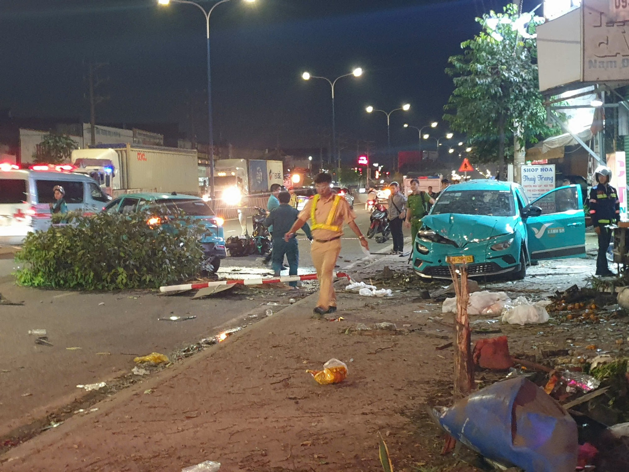 Hai taxi điện, 2 xe m&aacute;y t&ocirc;ng li&ecirc;n ho&agrave;n, bẹp d&uacute;m ở B&igrave;nh Dương- Ảnh 1.