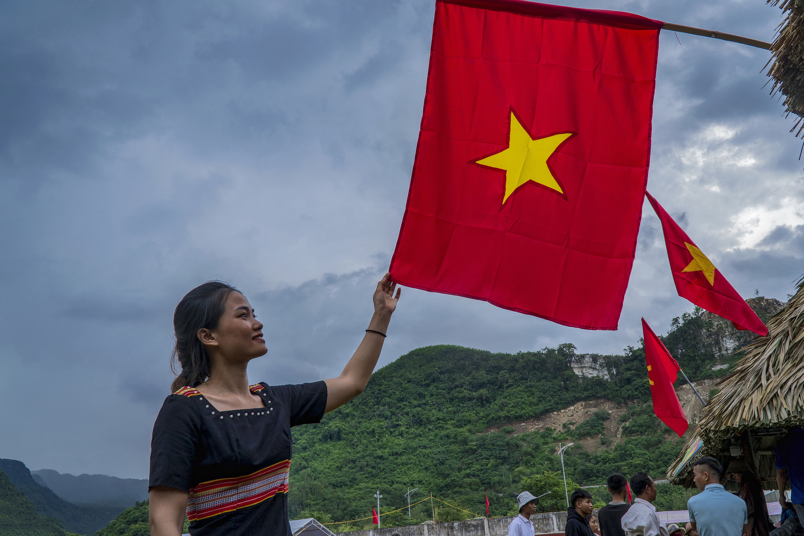 Ảnh đẹp trong tuần: Cờ Tổ quốc ở v&ugrave;ng cao- Ảnh 8.