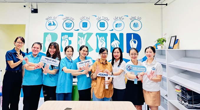 Lương Thị Kiều Th&uacute;y (thứ ba từ phải qua) - Founder & CEO của &ldquo;Giặt l&agrave; S&aacute;ng&rdquo; - &ldquo;Tiệm giặt l&agrave; của người điếc&rdquo;