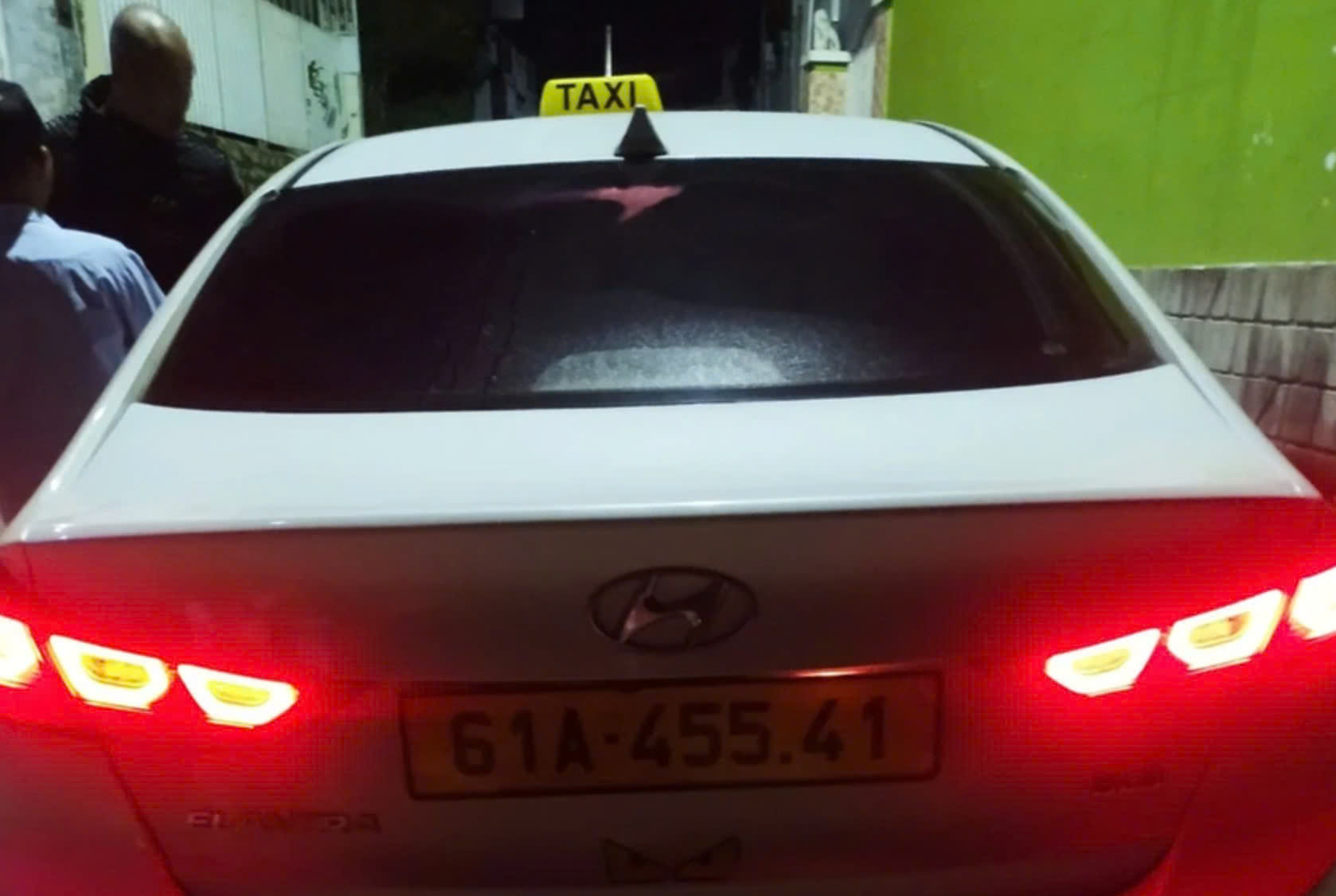 Truy t&igrave;m t&agrave;i xế taxi "d&ugrave;" xịt hơi cay du kh&aacute;ch ở Đ&agrave; Lạt- Ảnh 1.