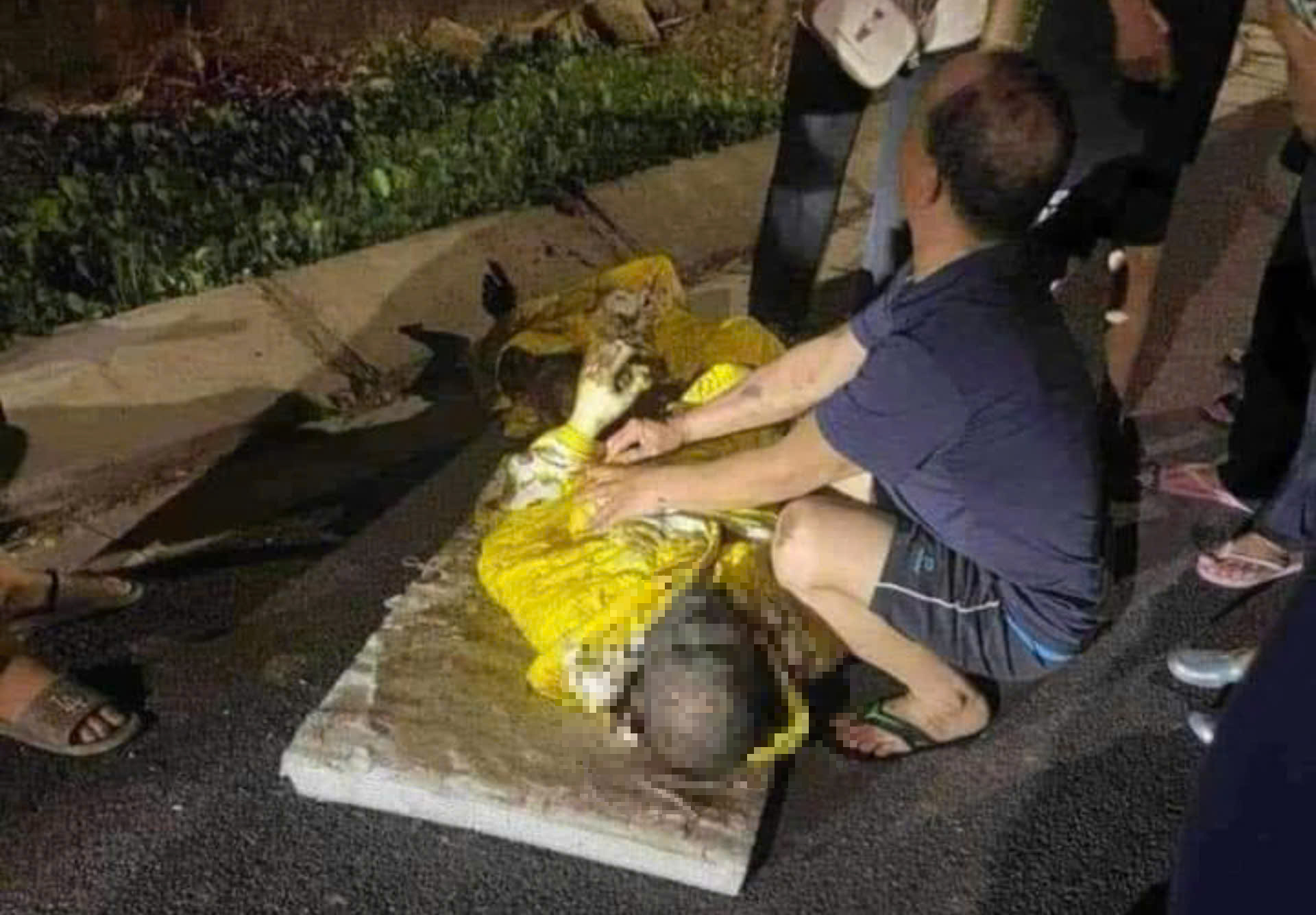Nổ lớn trong đ&ecirc;m, người đ&agrave;n &ocirc;ng bị thương nặng, da ch&aacute;y đen- Ảnh 1.