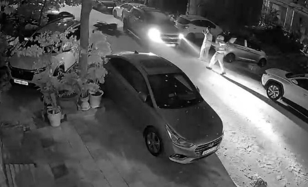 Người đ&agrave;n &ocirc;ng l&aacute;i &ocirc;t&ocirc; bỏ chạy khi thấy CSGT, t&ocirc;ng h&agrave;ng loạt xe m&aacute;y, &ocirc;t&ocirc;- Ảnh 1.