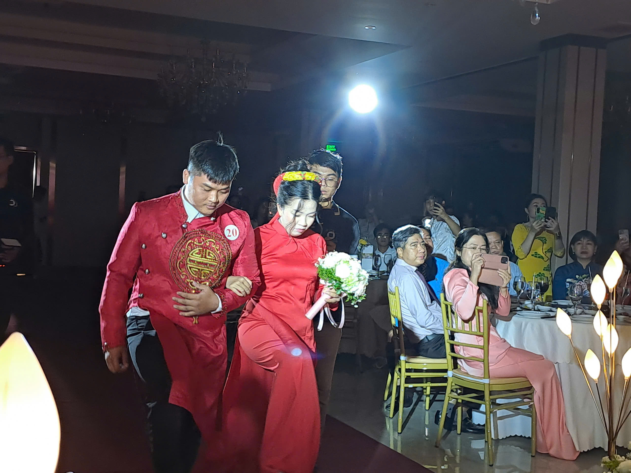 Những h&igrave;nh ảnh cảm x&uacute;c "ng&agrave;y chung đ&ocirc;i" của 20 cặp đ&ocirc;i c&ocirc;ng nh&acirc;n- Ảnh 3.