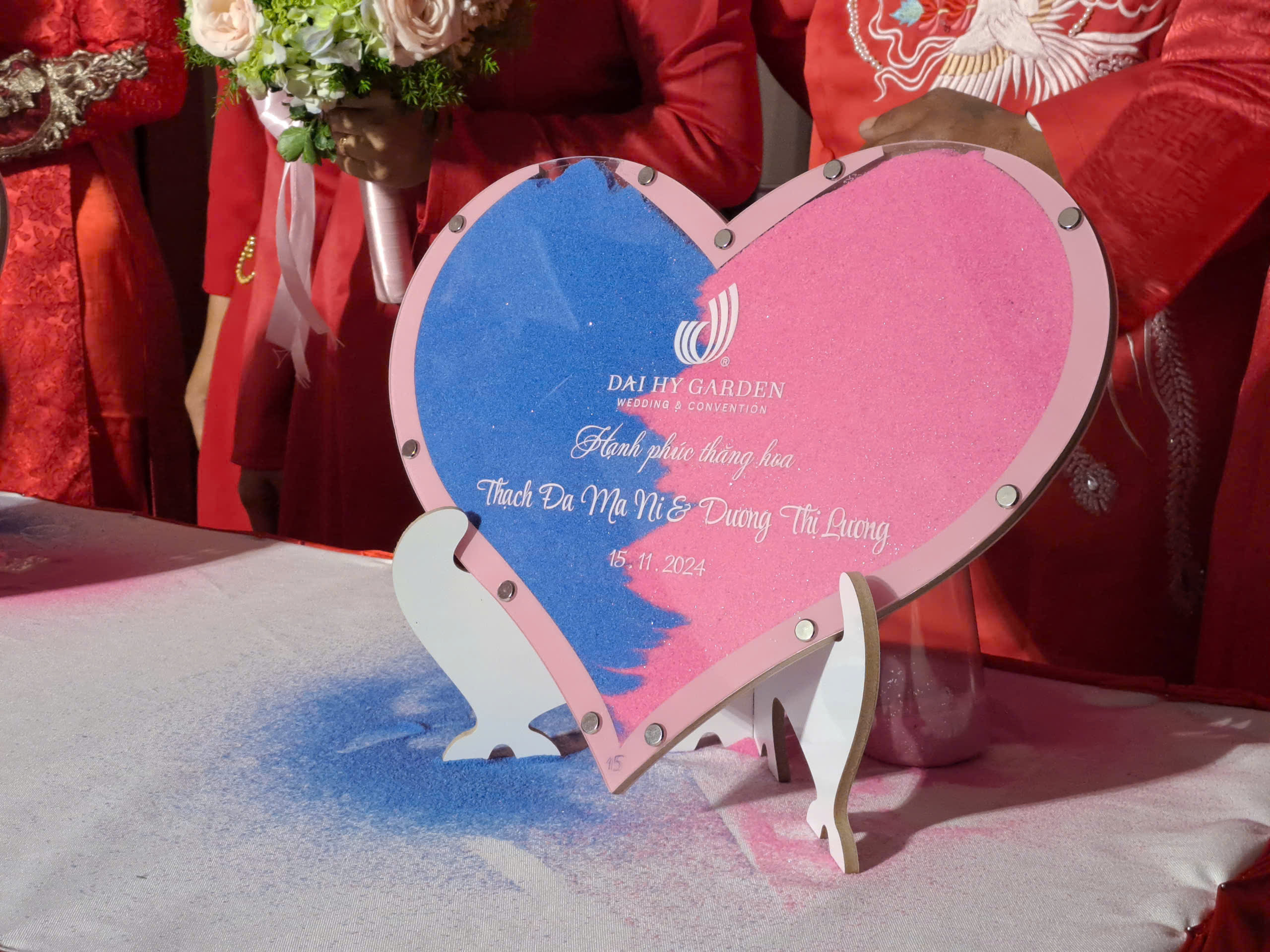 Bức tranh c&aacute;t của vợ chồng anh Thạch Đa Ma Ni v&agrave; chị Dương Thị Lương.