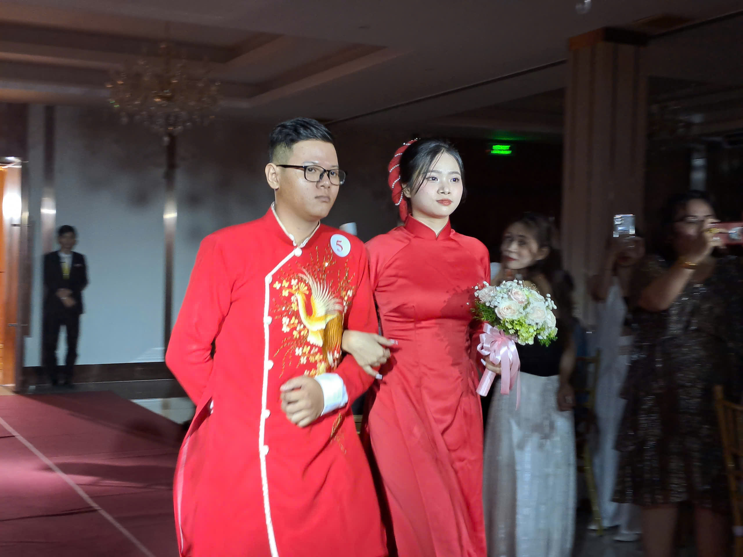 Những h&igrave;nh ảnh cảm x&uacute;c "ng&agrave;y chung đ&ocirc;i" của 20 cặp đ&ocirc;i c&ocirc;ng nh&acirc;n- Ảnh 2.