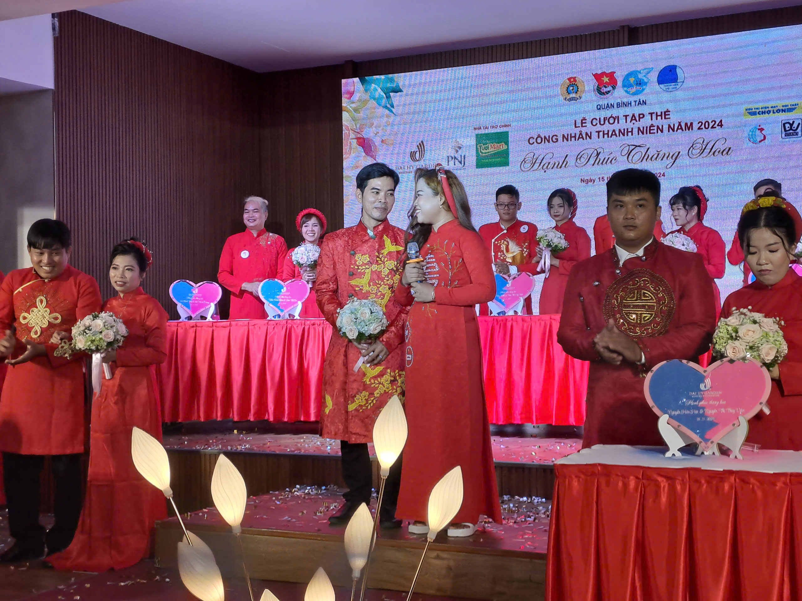Vợ chồng anh Nguyễn Văn Đặng v&agrave; chị Phạm Thị Tuyết Nhung đại diện 20 cặp đ&ocirc;i ph&aacute;t biểu tại lễ cưới