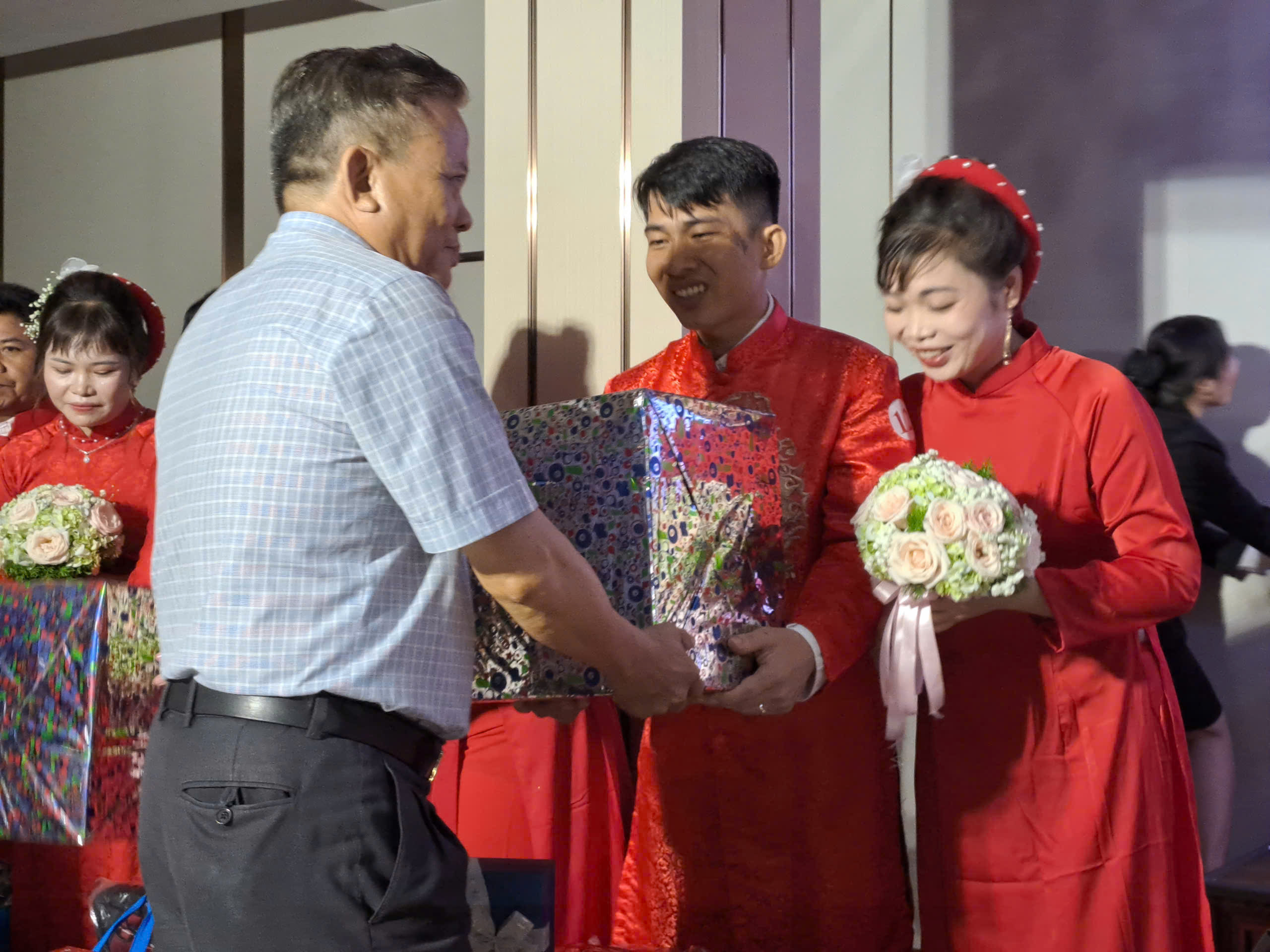 Những h&igrave;nh ảnh cảm x&uacute;c "ng&agrave;y chung đ&ocirc;i" của 20 cặp đ&ocirc;i c&ocirc;ng nh&acirc;n- Ảnh 11.