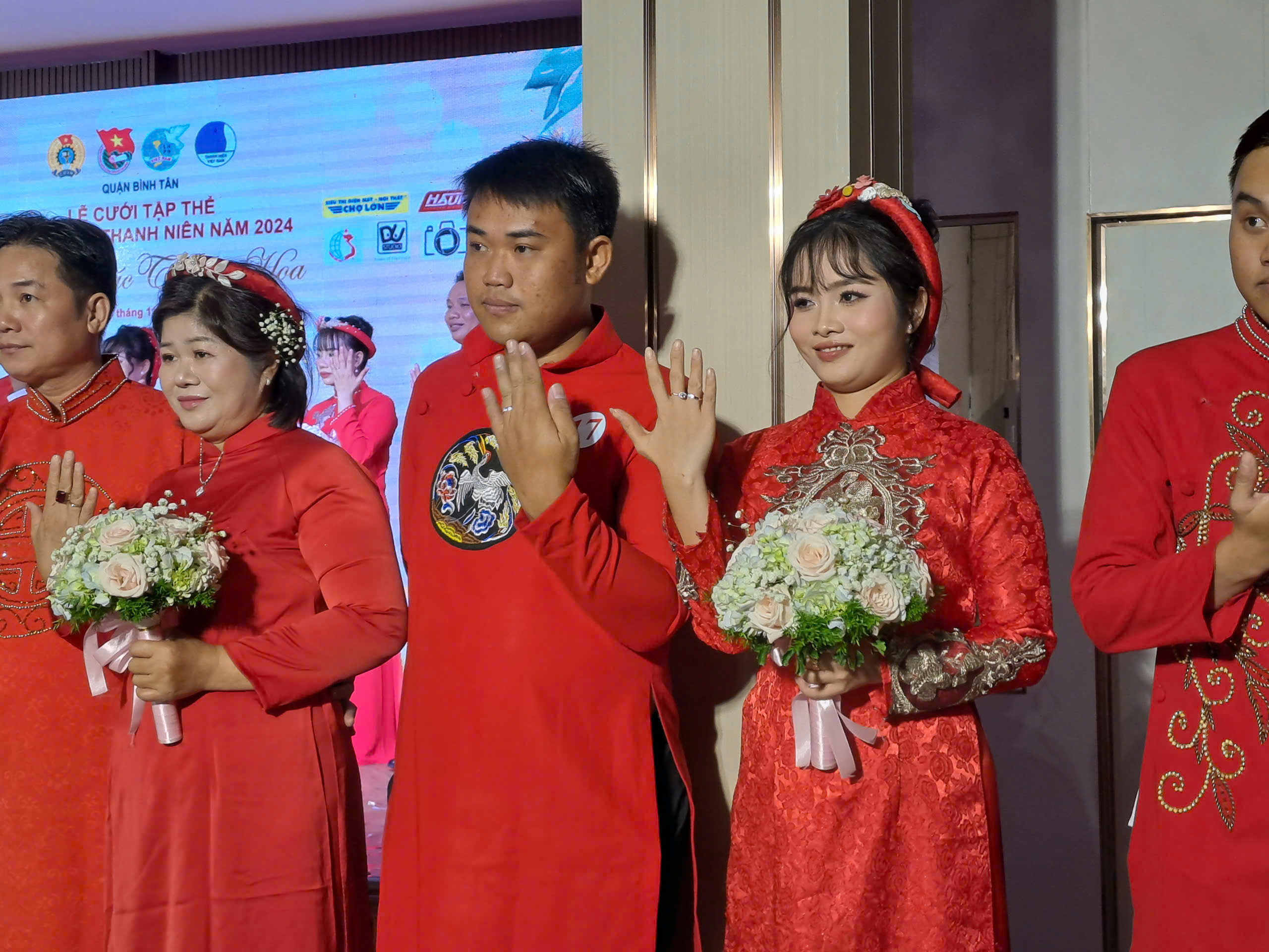 Những h&igrave;nh ảnh cảm x&uacute;c "ng&agrave;y chung đ&ocirc;i" của 20 cặp đ&ocirc;i c&ocirc;ng nh&acirc;n- Ảnh 6.