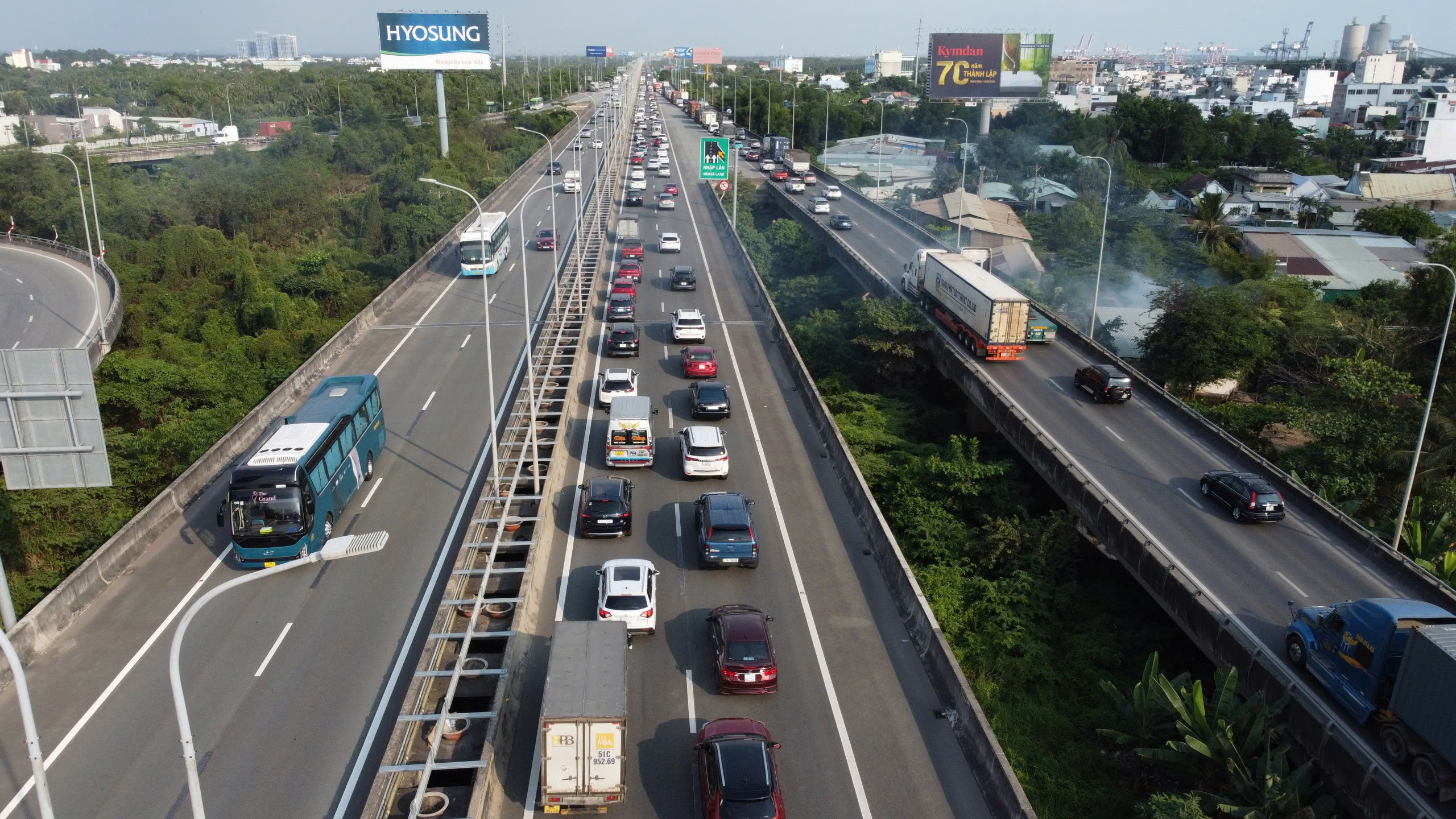 Kẹt xe 5 km tr&ecirc;n đường cao tốc TP HCM - Long Th&agrave;nh sau tai nạn- Ảnh 3.