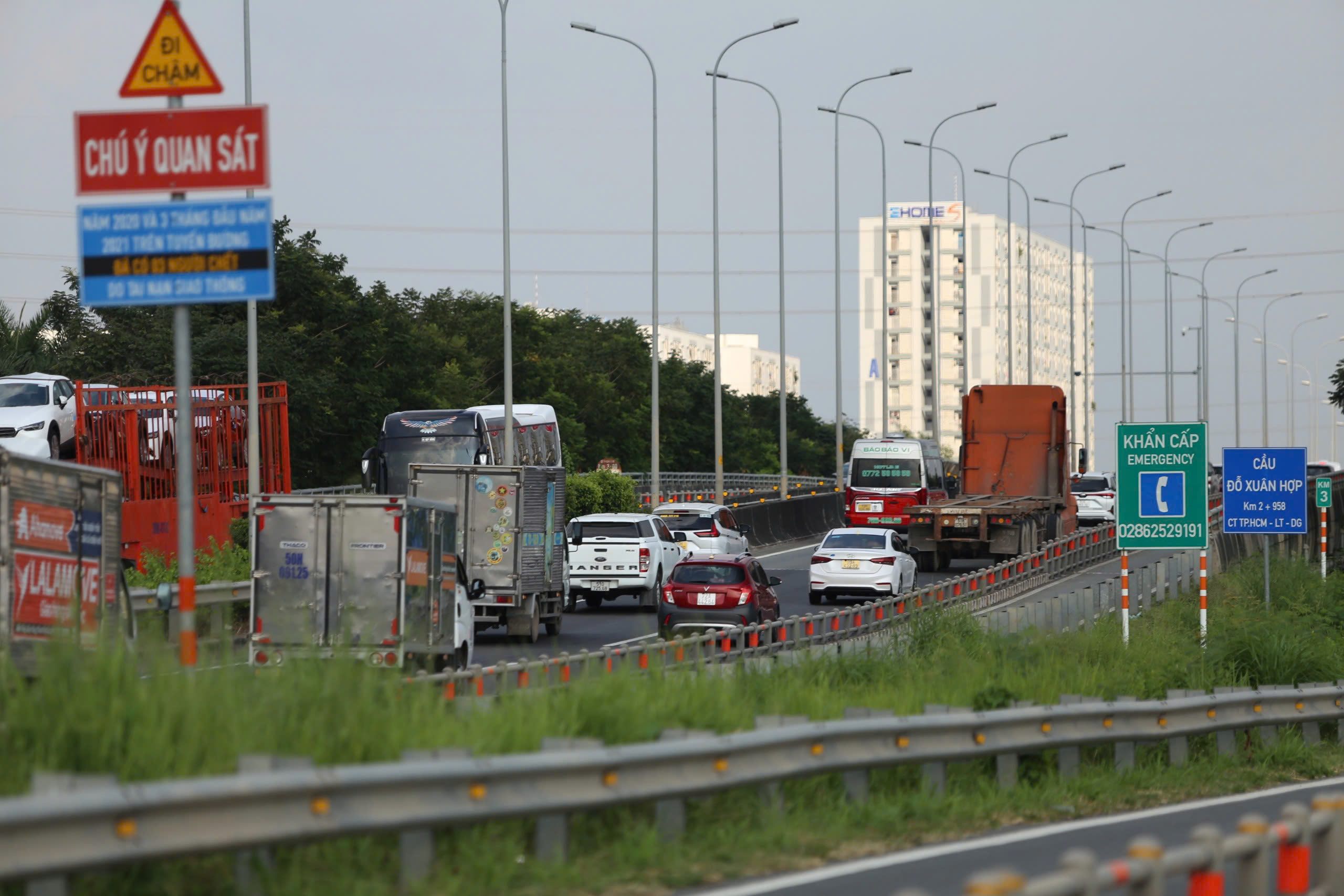 Kẹt xe 5 km tr&ecirc;n đường cao tốc TP HCM - Long Th&agrave;nh sau tai nạn- Ảnh 4.