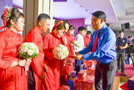 &Ocirc;ng Nguyễn Văn Hải - Chủ tịch LĐLĐ quận B&igrave;nh T&acirc;n, TP HCM - tặng qu&agrave; cho c&aacute;c cặp đ&ocirc;i tại lễ cưới tập thể