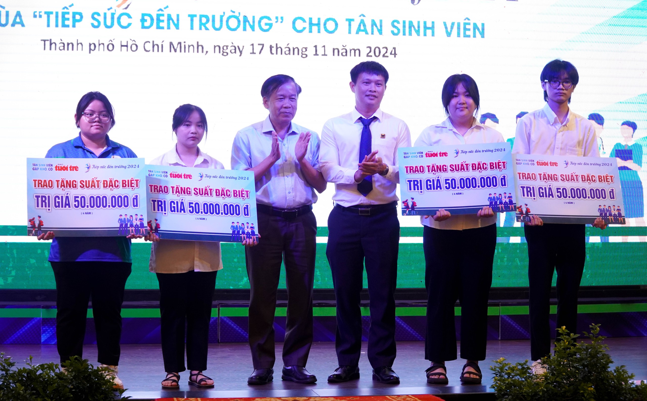 Th&ecirc;m 231 t&acirc;n sinh vi&ecirc;n kh&oacute; khăn được tiếp sức đến trường- Ảnh 1.