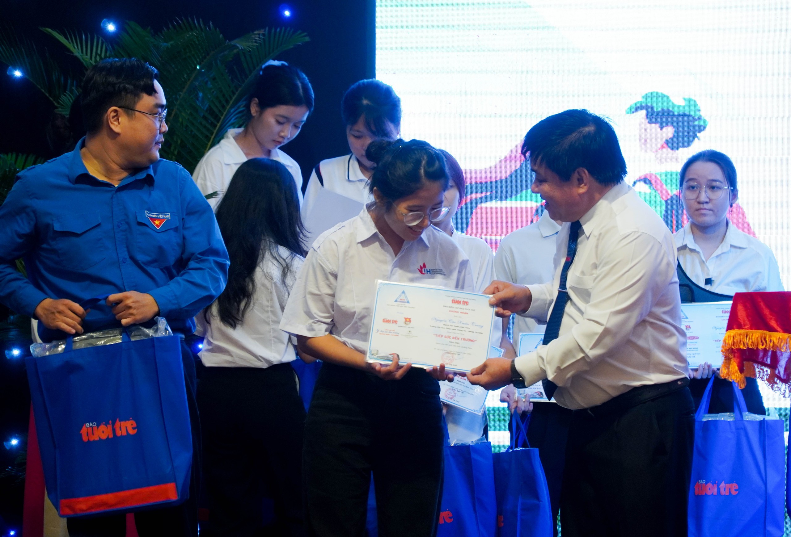 Th&ecirc;m 231 t&acirc;n sinh vi&ecirc;n kh&oacute; khăn được tiếp sức đến trường- Ảnh 5.
