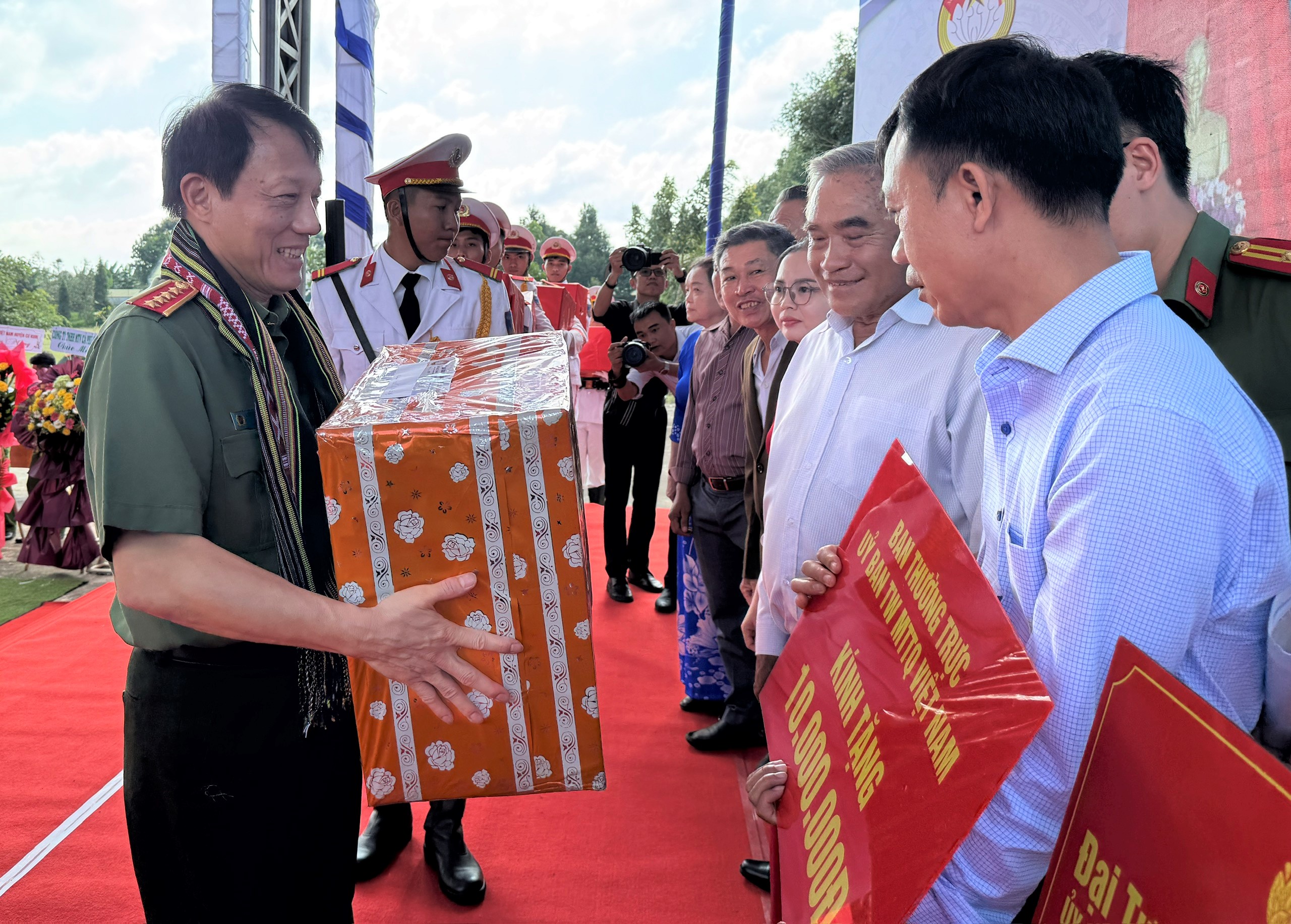 Bộ trưởng Bộ C&ocirc;ng an dự tổng kết đề &aacute;n x&acirc;y dựng 1.200 nh&agrave; đại đo&agrave;n kết- Ảnh 3.