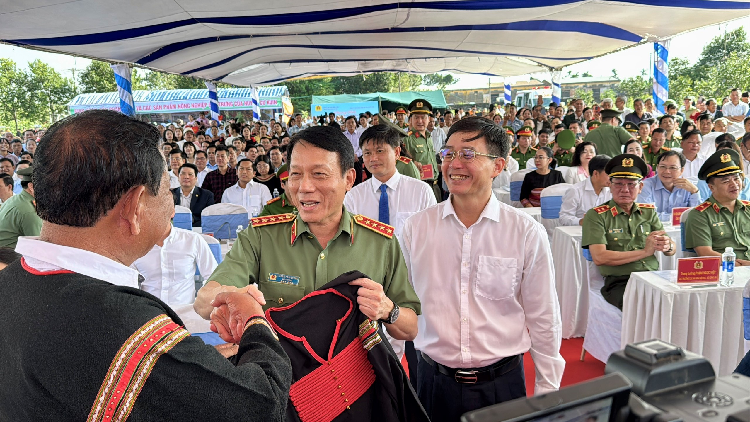 Bộ trưởng Bộ C&ocirc;ng an dự tổng kết đề &aacute;n x&acirc;y dựng 1.200 nh&agrave; đại đo&agrave;n kết- Ảnh 1.