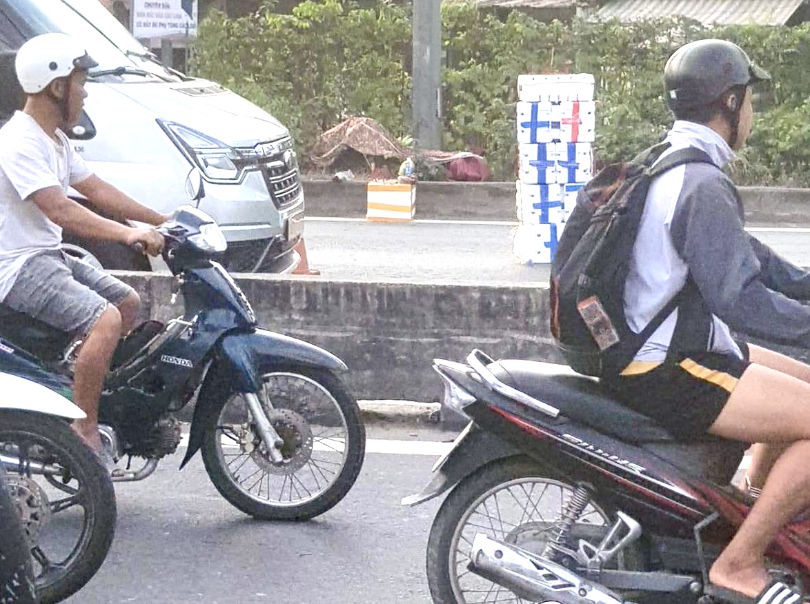 Một người tử vong trước chợ đầu mối n&ocirc;ng sản Thủ Đức- Ảnh 1.
