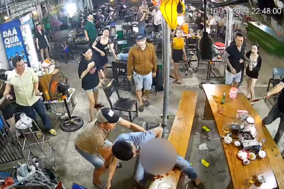 Nhiều người hoảng loạn khi trực tiếp chứng kiến vụ &aacute;n mạng ở Nh&agrave; B&egrave; - Ảnh 1.