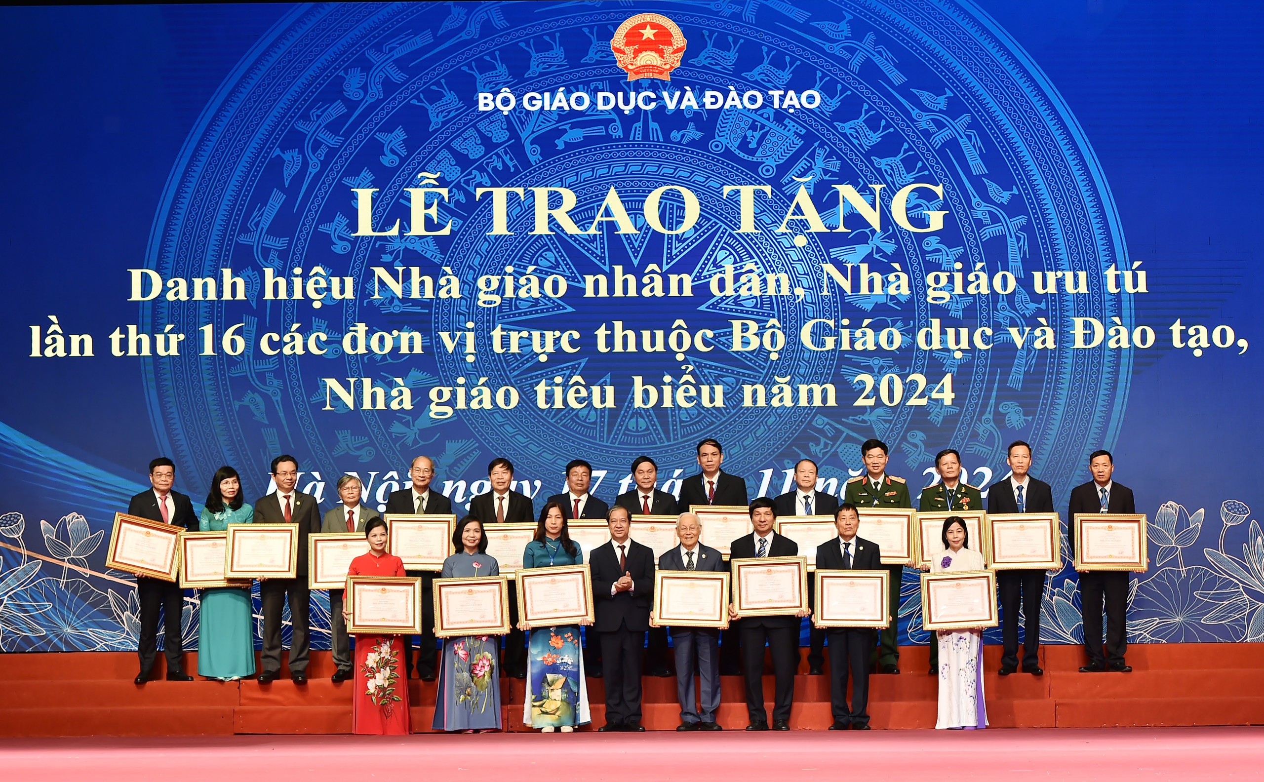 Trao tặng danh hiệu Nh&agrave; gi&aacute;o nh&acirc;n d&acirc;n cho 21 người, Nh&agrave; gi&aacute;o ưu t&uacute; cho 1.167 người- Ảnh 2.
